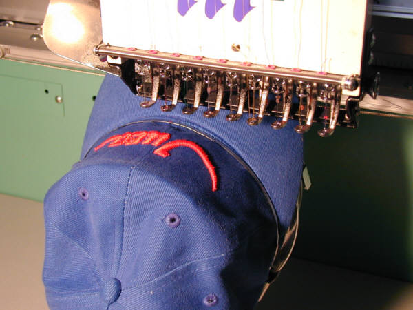Die Baseball-Cap wird in einen speziellen Stickrahmen eingespannt